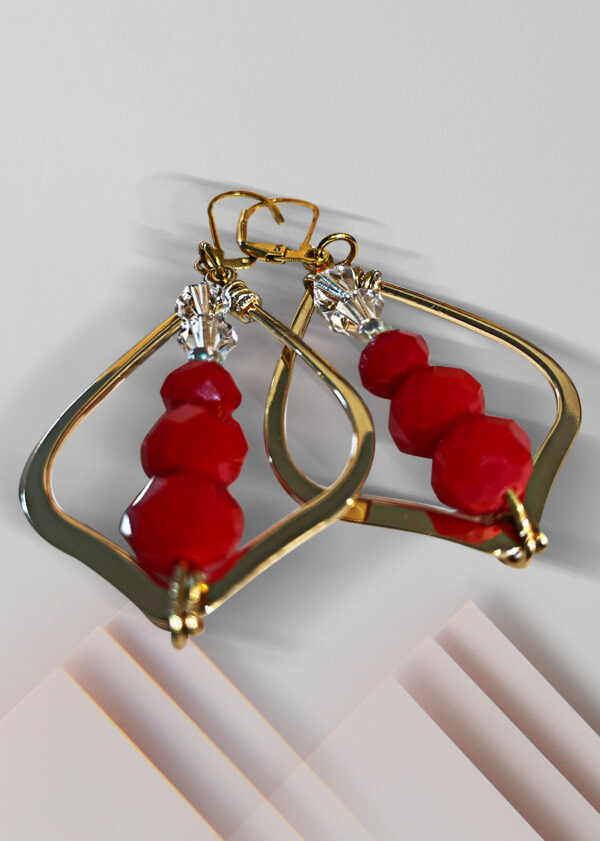 Aretes en piedra, en cristal rojo, y baño de oro