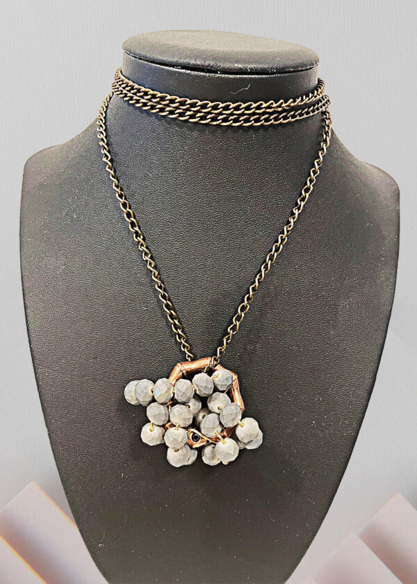 Collar de piedra gris y bronce