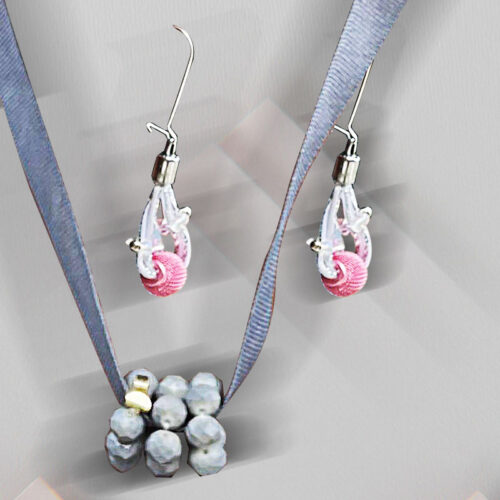 set-aretes-en-plata-y-cordon-rosa-collar-en-tela-gris-y-piedras Set: Aretes en plata y cordón rosa, collar en tela gris y piedras
