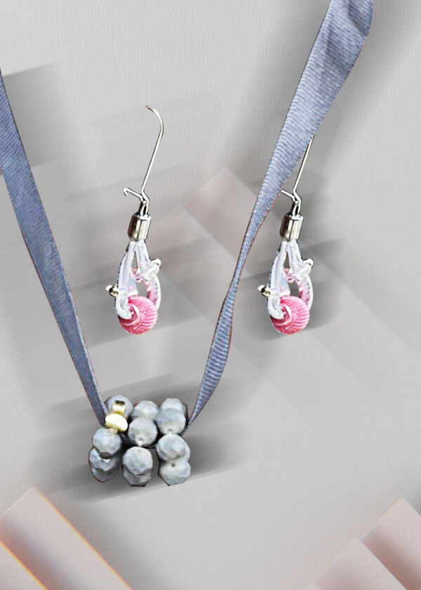set-aretes-en-plata-y-cordon-rosa-collar-en-tela-gris-y-piedras Set: Aretes en plata y cordón rosa, collar en tela gris y piedras