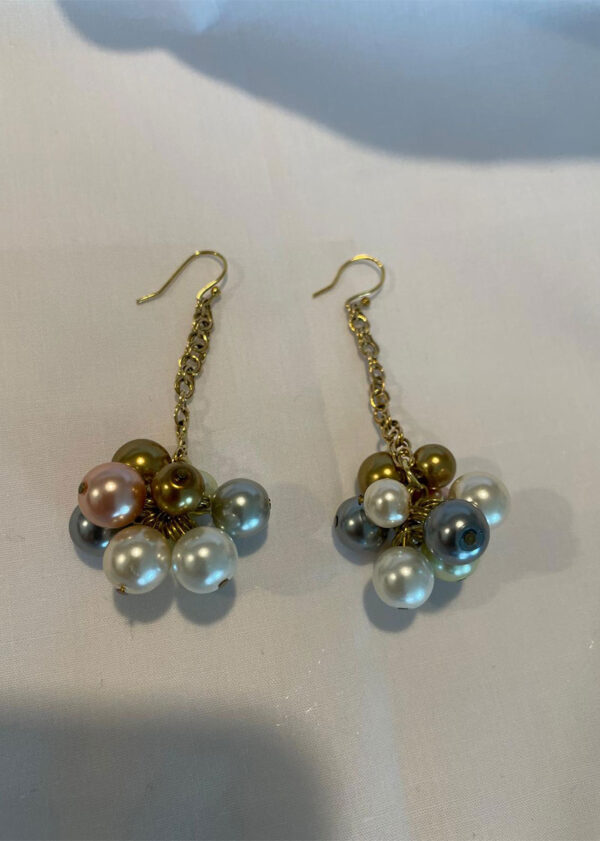 Aretes en perla de diferentes colores y baño de oro