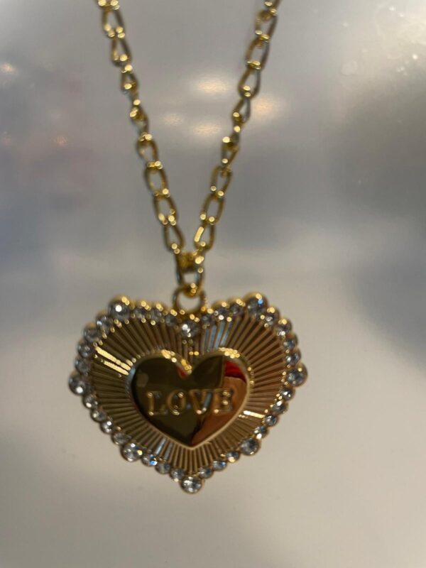 Collar en dorado con dique en corazon