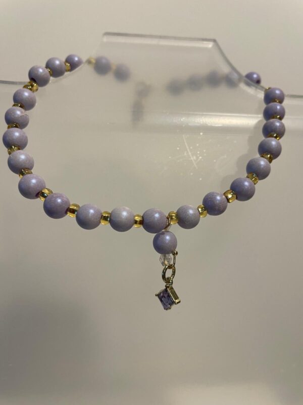 Collar en perlas morado