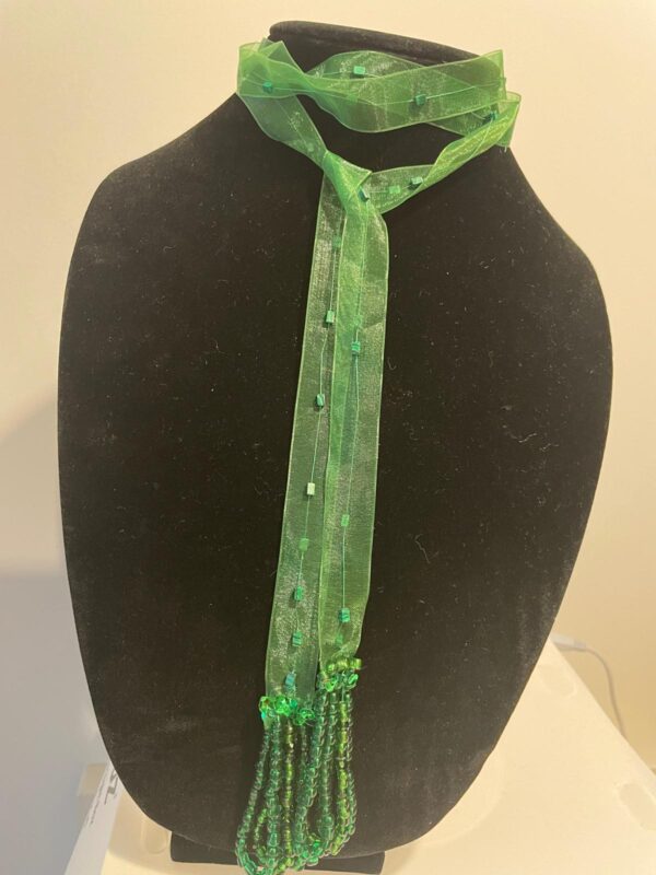 Collar para dama en cinta verde y piedras