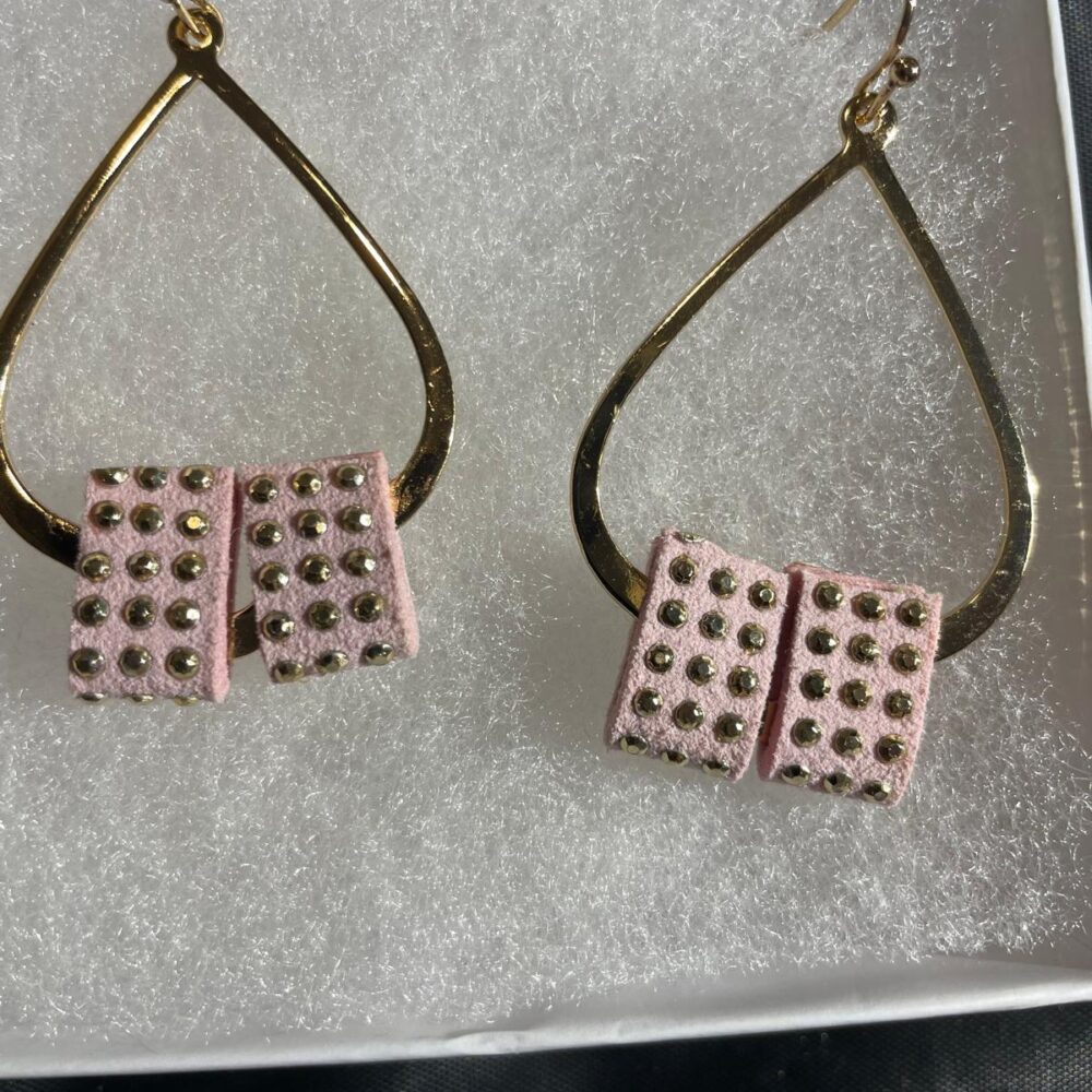 Aretes fantasía dorado con cuerina rosado
