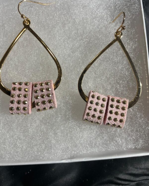Aretes fantasía dorado con cuerina rosado