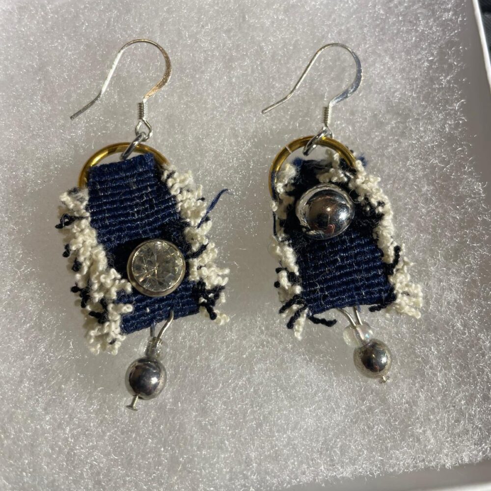 IMG-20250521-WA0017 Aretes en tela blue jean con perla de plata