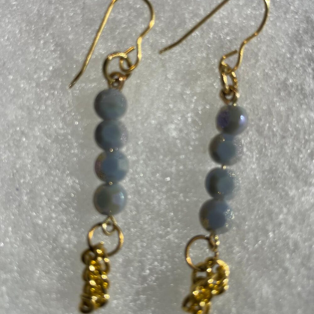 Aretes fantasia en baño de oro con piedra en cristal gris