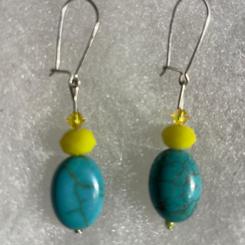 Aretes piedra verde coral en baño de plata