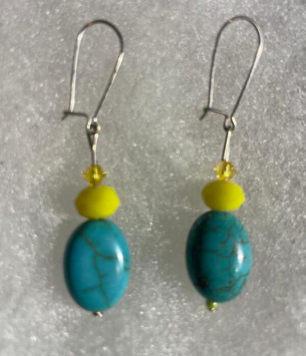 Aretes piedra verde coral en baño de plata