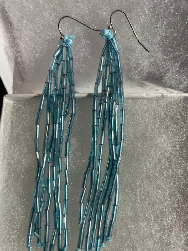 Aretes en canutillo azul claro con baño de plata