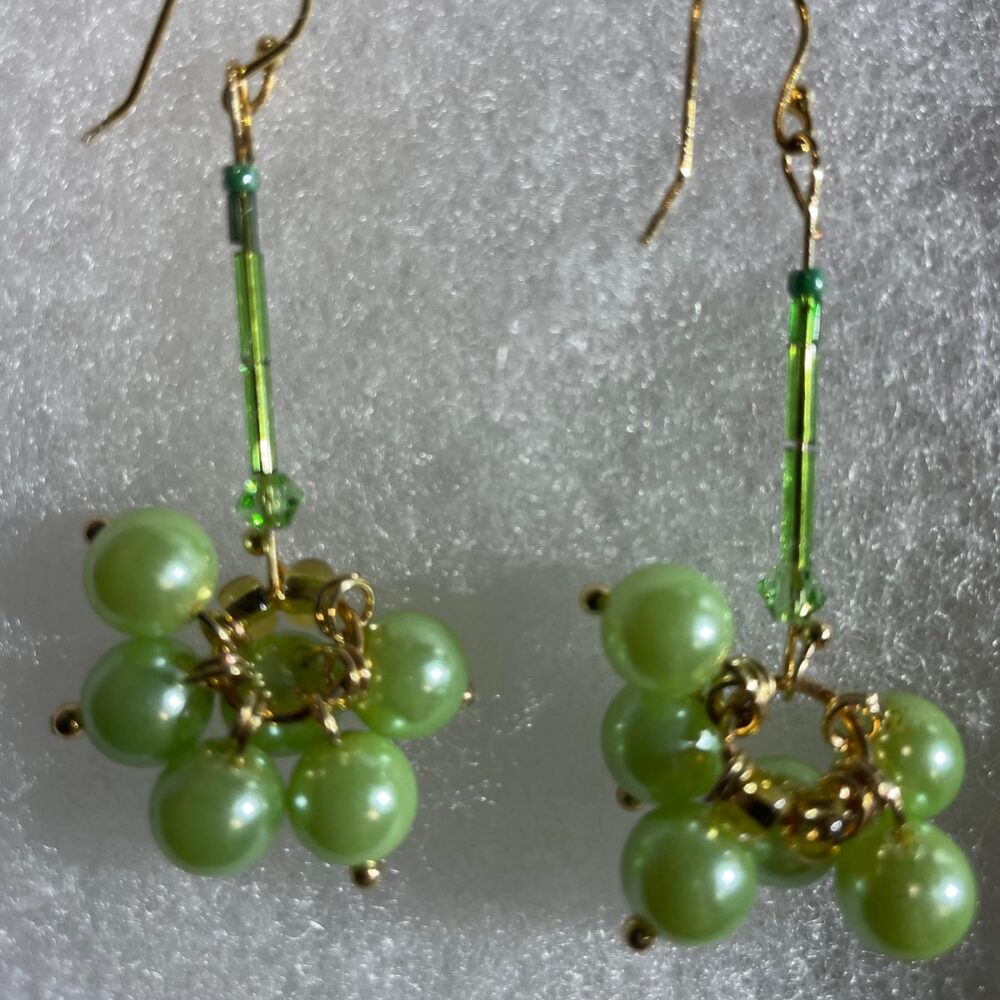 IMG-20250521-WA0027 Aretes en piedra verde, canutillo verde y baño de oro