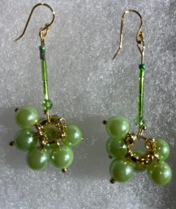 Aretes en piedra verde, canutillo verde y baño de oro