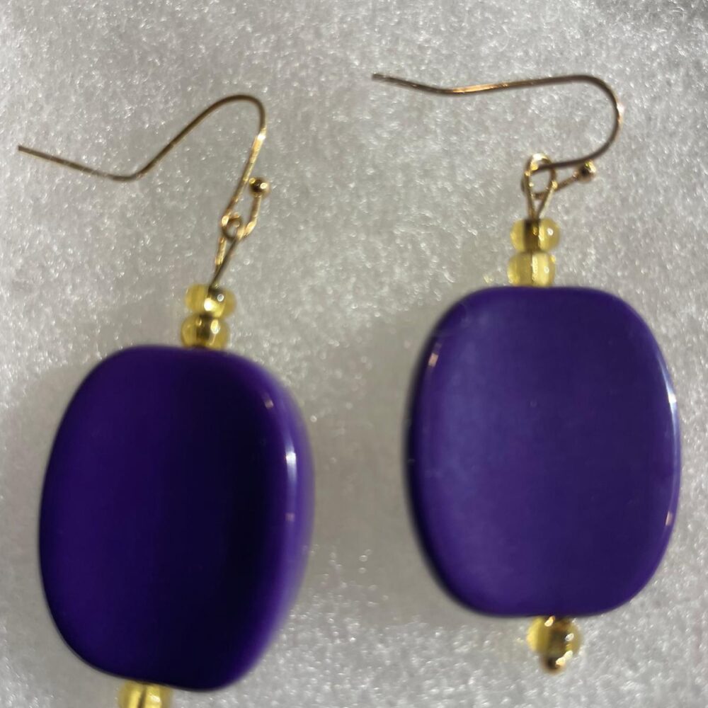 IMG-20250521-WA0028 Aretes en piedra morada, tiene baño de oro