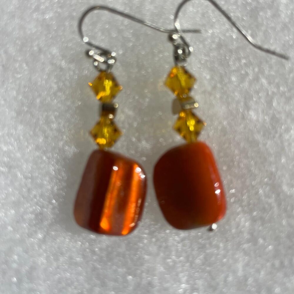 IMG-20250521-WA0030 Aretes en piedra naranja y acero inoxidable