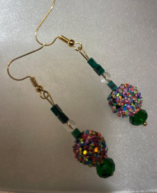 Aretes en perla verde, piedra de colores, piedra cristal blanca y baño de oro
