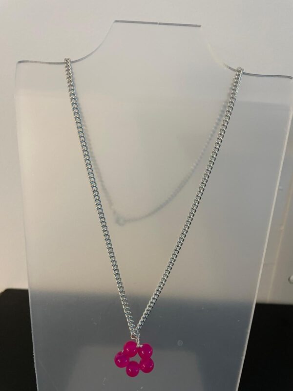 Collar de cadena y dije fucsia de dama
