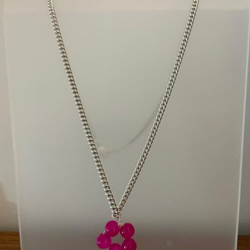 Collar de cadena y dije fucsia de dama