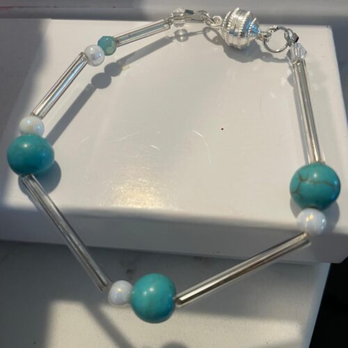 Pulsera de canutillo y piedra verde