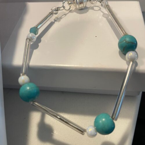 Pulsera de canutillo y piedra verde