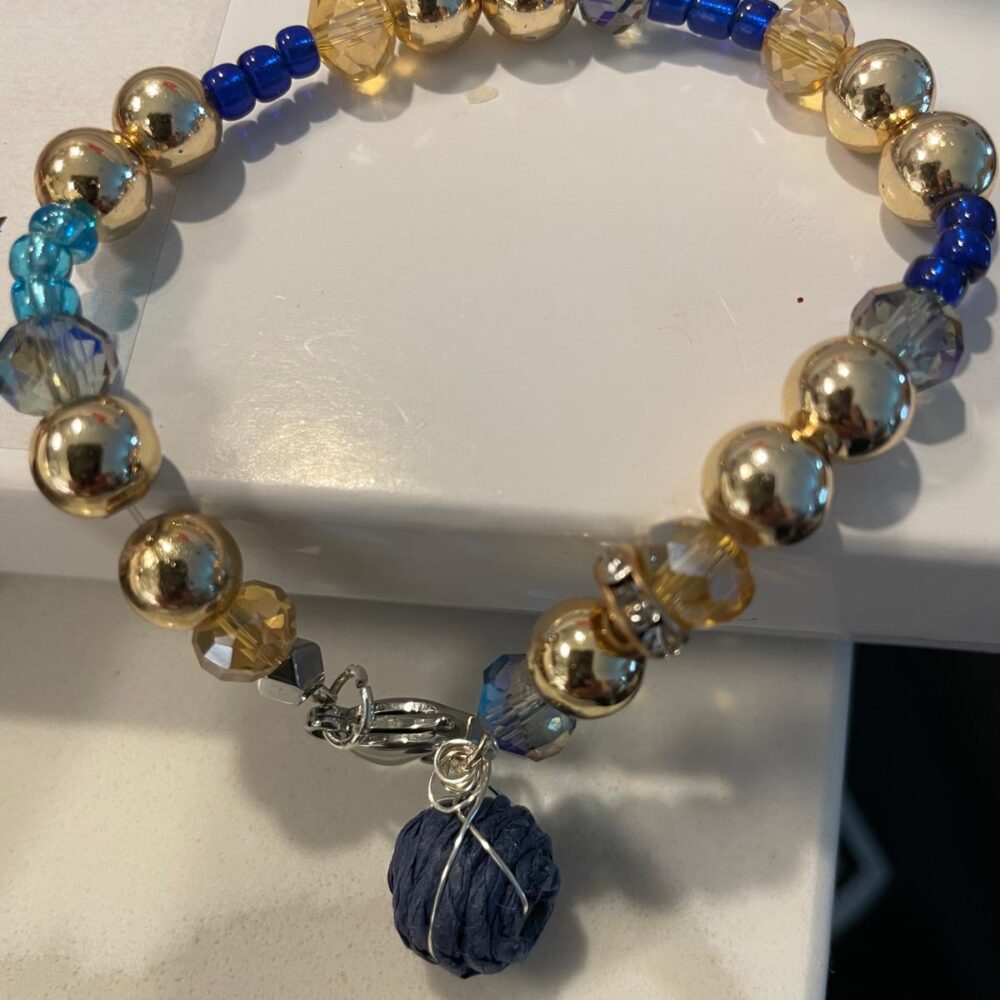 IMG-20250819-WA0027 Pulsera en dorado y piedra azul