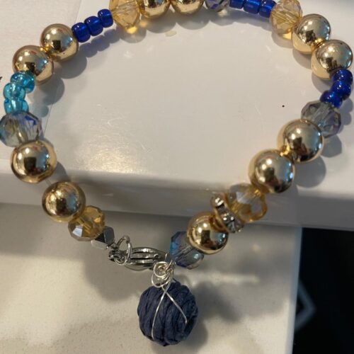 Pulsera en dorado y piedra azul