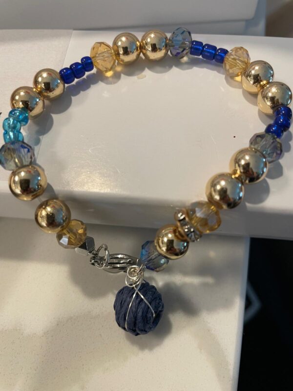 Pulsera en dorado y piedra azul