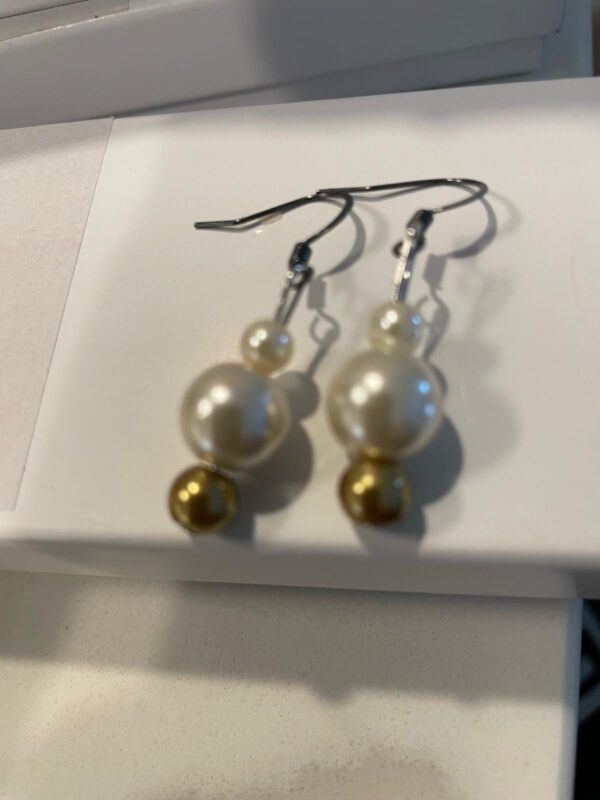 Aretes perla blanco y dorado