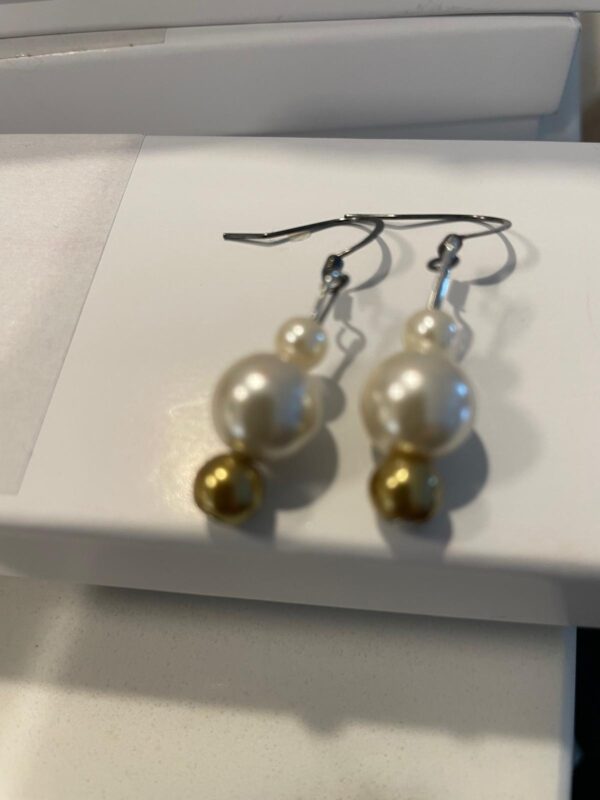 Aretes perla blanco y dorado