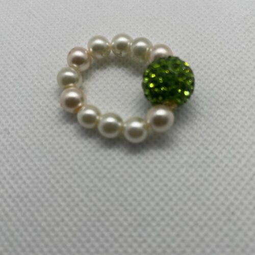 Anillo perla blanca y piedra verde brillante