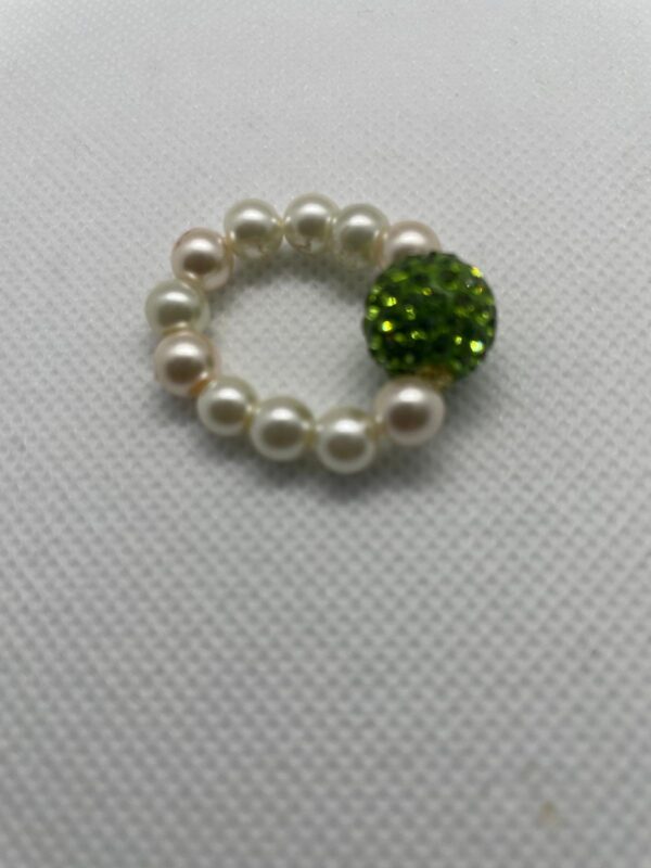Anillo perla blanca y piedra verde brillante