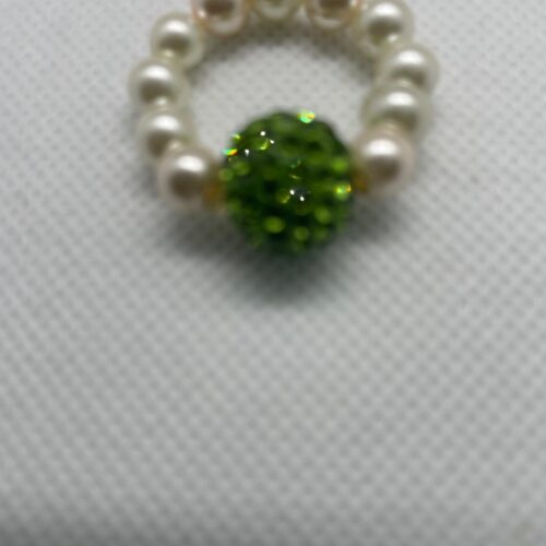 Anillo perla blanca y piedra verde brillante