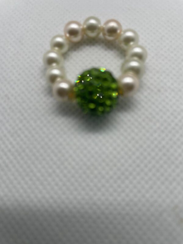 Anillo perla blanca y piedra verde brillante