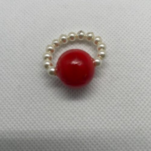 Anillo en perla blanca y piedra roja