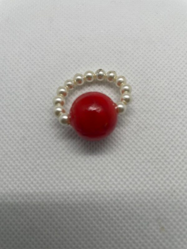 Anillo en perla blanca y piedra roja