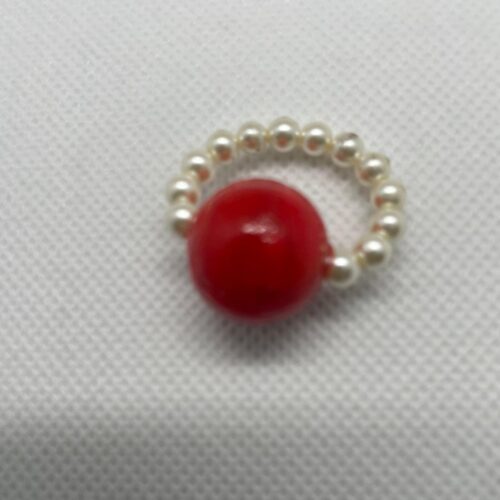 Anillo en perla blanca y piedra roja