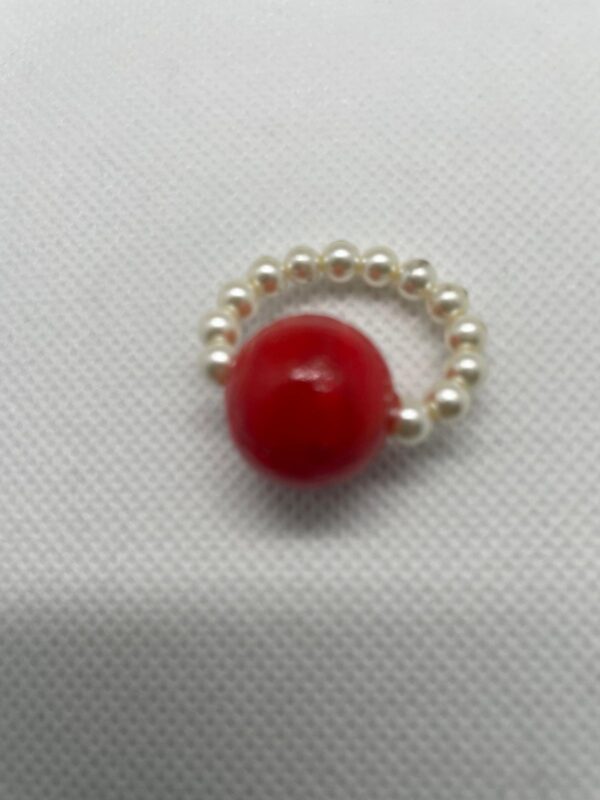 Anillo en perla blanca y piedra roja