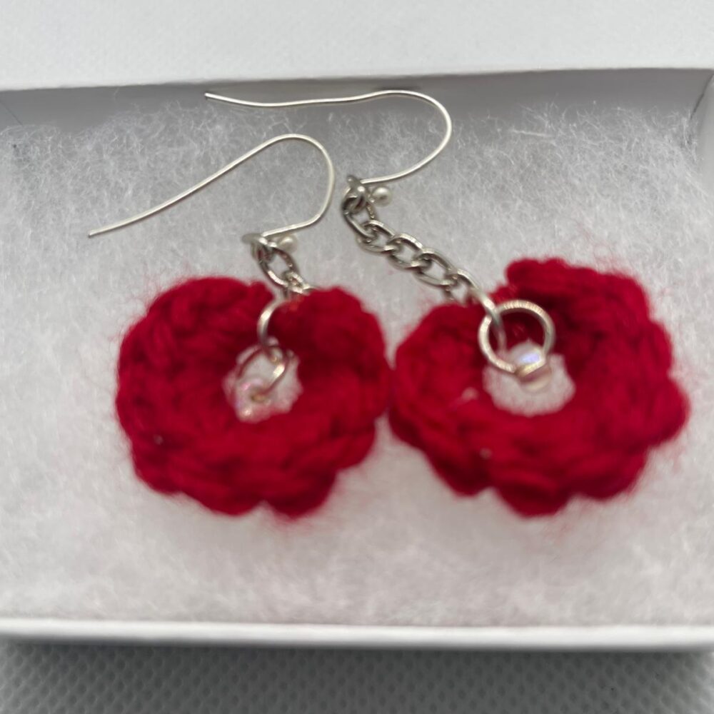 Aretes rojos en crochet y cadena en acero