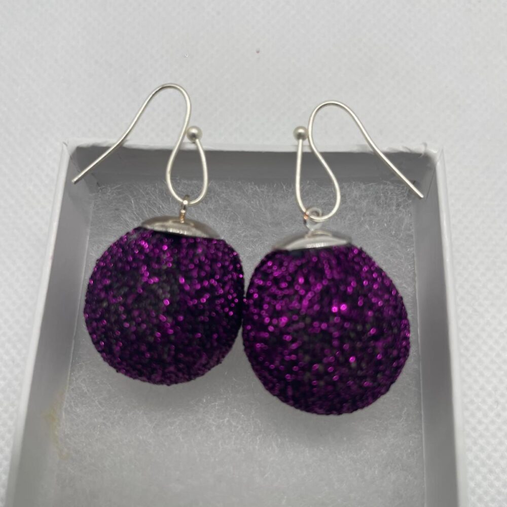 Aretes morados en tela y baño de plata