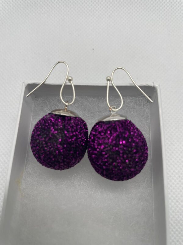 Aretes morados en tela y baño de plata