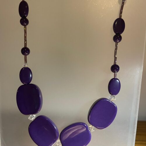 Collar en piedra morado
