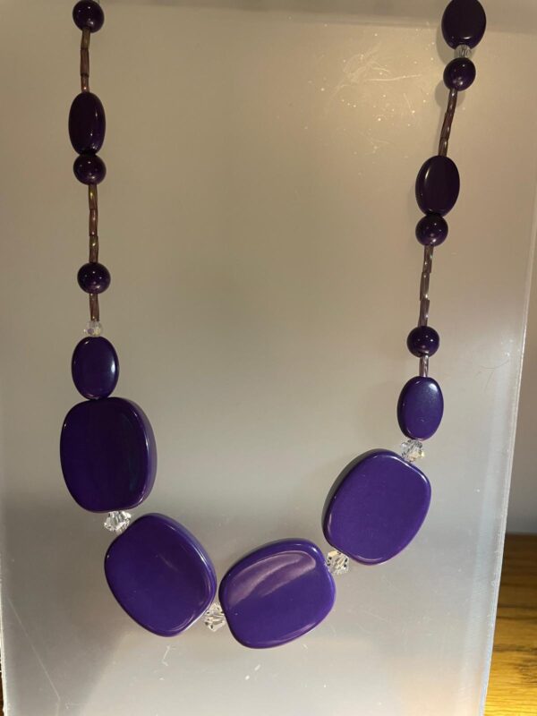 Collar en piedra morado