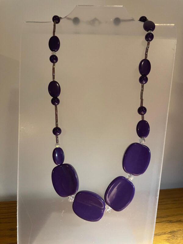 Collar en piedra morado
